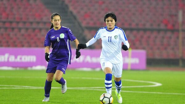 Женские сборные Узбекистана и Туркменистана U23 на турнире в Душанбе - Sputnik Узбекистан