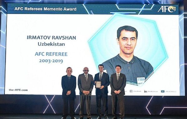 Знаменитый узбекский арбитр Равшан Ирматов завершил карьеру - Sputnik Узбекистан