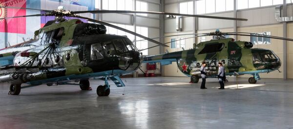 Torjestvennaya seremoniya priyema-peredachi dvux vertoletov MI-8MT i radiolokatsionnoy stansii P-18 na territorii aviatsionno-texnicheskoy ekspluatatsionnoy chasti Sil vozdushnoy oboroni Voorujennix sil KR v Kante. - Sputnik O‘zbekiston