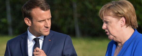 Президент Франции Эммануэль Макрон и федеральный канцлер ФРГ Ангела Меркель - Sputnik Узбекистан