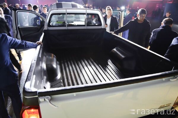 Три модификации и семь цветов: новый узбекский пикап Isuzu D-Max Три модификации и семь цветов: новый узбекский пикап Isuzu D-Max - Sputnik Узбекистан