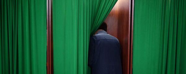 Мужчина голосует на избирательном участке - Sputnik Узбекистан