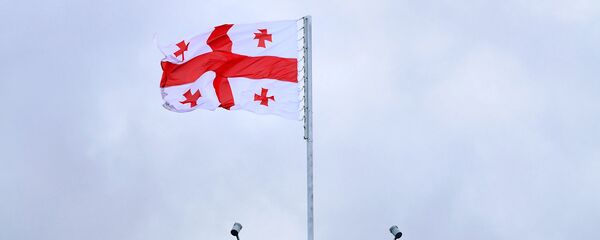 Тбилисидаги президент саройи гумбазида ўрнатилган байроқ Тбилисидаги президент саройи гумбазида ўрнатилган байроқ - Sputnik Ўзбекистон