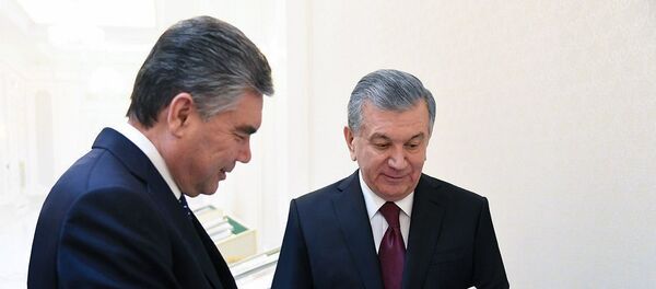Шавкат Мирзиёев и Гурбангулы Бердымухамедов ознакомились с экспозицией книг — научных трудов президента Туркменистана - Sputnik Узбекистан