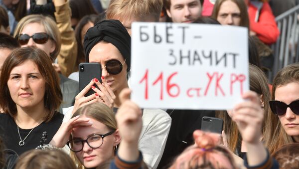 Митинг в поддержку сестер Хачатурян в Санкт-Петербурге - Sputnik Узбекистан
