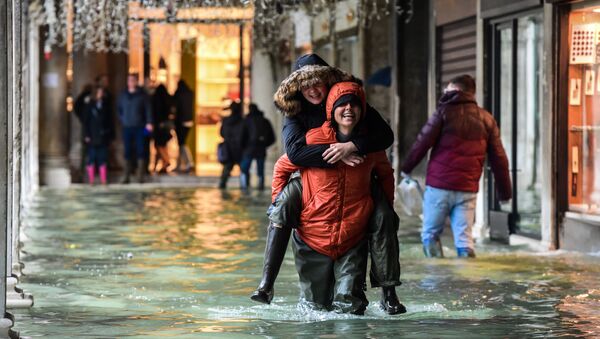 Туристы в Венеции во время наводнения Аква альта - Sputnik Узбекистан