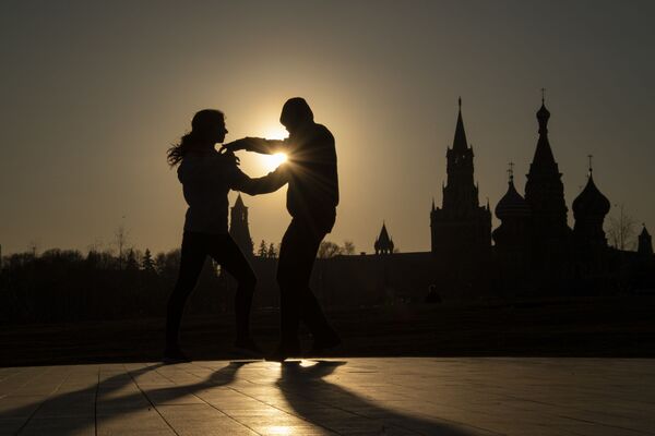 People dancing in Zaryadye Park in Moscow - Sputnik Ўзбекистон