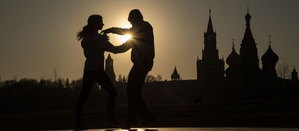 People dancing in Zaryadye Park in Moscow - Sputnik Узбекистан
