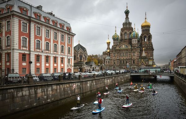 People surfing through the Griboyedov Canal during the first SUP festival in St. Petersburg - Sputnik O‘zbekiston