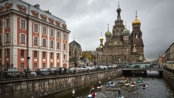 People surfing through the Griboyedov Canal during the first SUP festival in St. Petersburg - Sputnik Ўзбекистон
