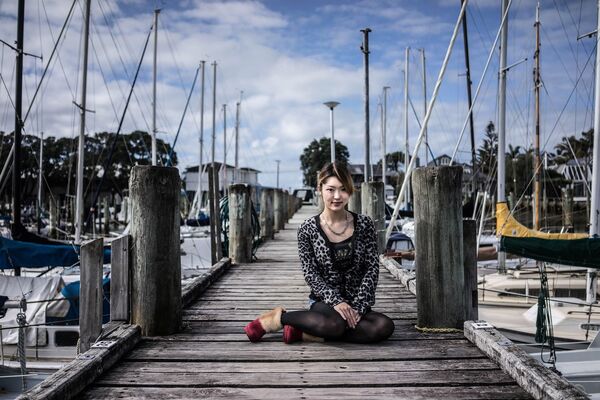 A young woman on a bridge in Auckland, New Zealand - Sputnik Ўзбекистон