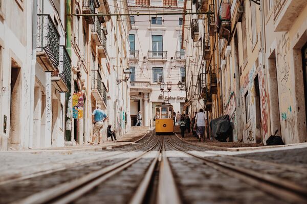 A tram on a Lisbon street, Portugal - Sputnik Ўзбекистон