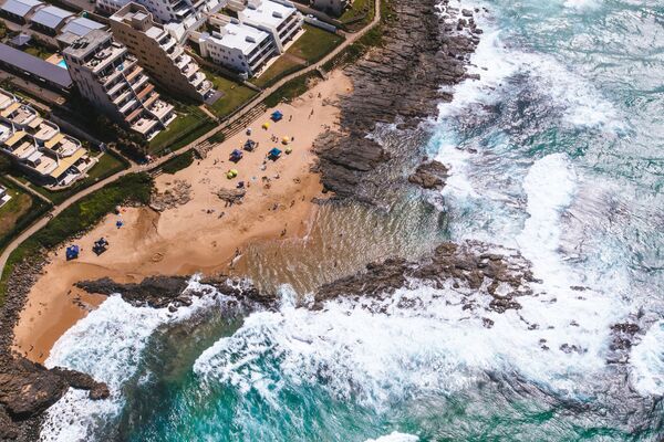 A drone view on an ocean coastline in Durban,  South Africa - Sputnik Ўзбекистон