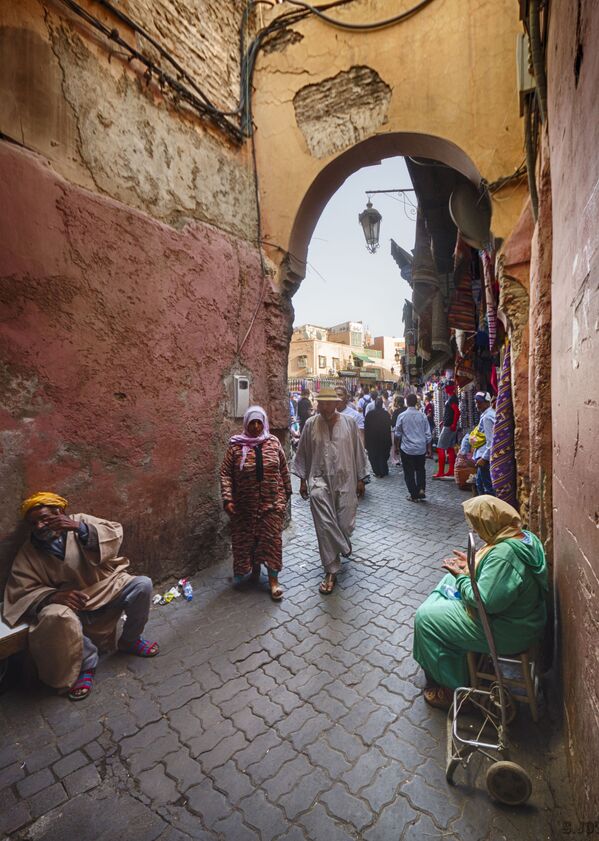 Local citizens on a street of Marrakesh, Morocco - Sputnik Ўзбекистон