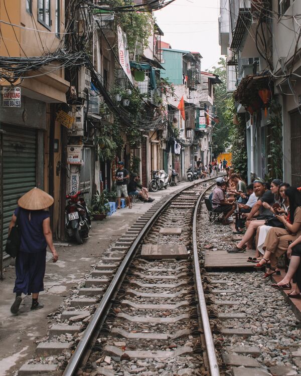 Local citizens and tourists on a street of Hanoi, Vietnam - Sputnik Ўзбекистон