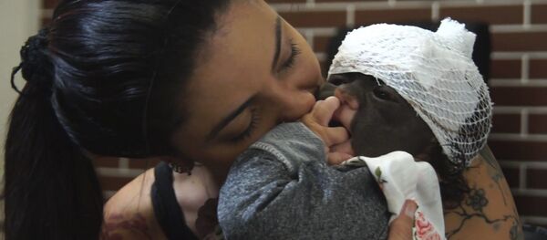 Мама девочки в маске показала первые результаты ее лечения в России - Sputnik Узбекистан