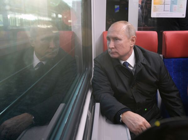Владимир Путин во время поездки на Иволге по МЦД - Sputnik Узбекистан