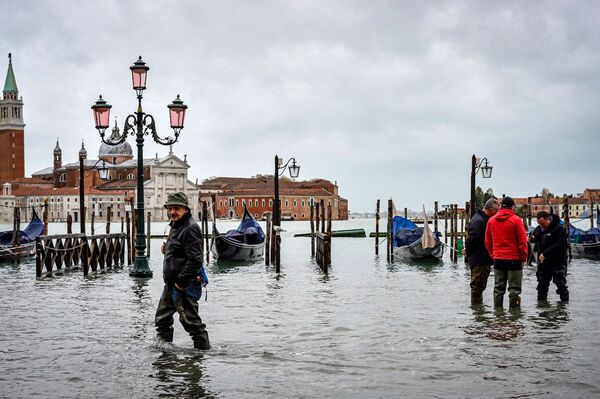 Прохожие на одной из улиц в Венеции во время наводнения - Sputnik Узбекистан