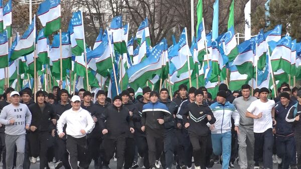 Как по Ташкенту генералы бежали: полумарафон ко Дню Конституции — видео - Sputnik Узбекистан