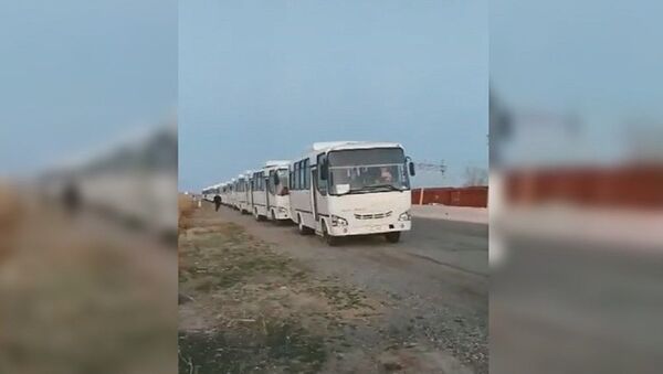 Пассажиры поезда Ташкент-Термез добирались до места назначения в автобусах - Sputnik Узбекистан