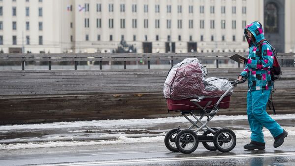 Женщина гуляет с ребенком в коляске - Sputnik Узбекистан