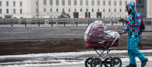 Женщина гуляет с ребенком в коляске - Sputnik Узбекистан