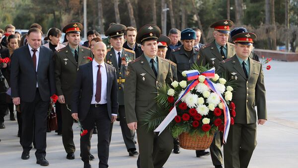 В Ташкенте прошло возложение цветов в День Неизвестного солдата - Sputnik Узбекистан