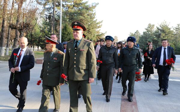 В Ташкенте прошло возложение цветов в День Неизвестного солдата - Sputnik Узбекистан