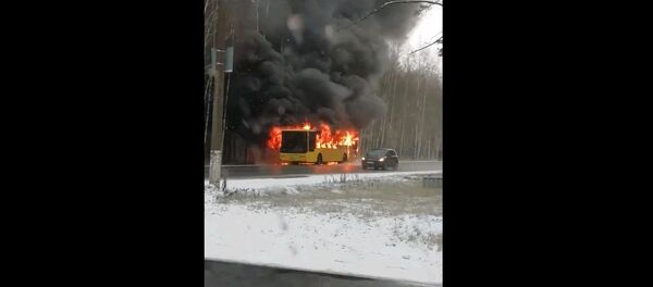 Узбекистанец спас людей из горящего автобуса Узбекистанец спас людей из горящего автобуса - Sputnik Узбекистан