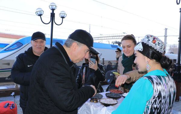 Выдающихся российских деятелей культуры и искусства встречали в национальных костюмах  - Sputnik Узбекистан