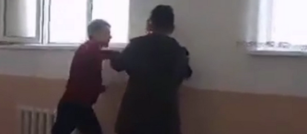 МНО и комиссия по делам несовершеннолетних разбирается по видео о хулиганстве в школе МНО и комиссия по делам несовершеннолетних разбирается по видео о хулиганстве в школе - Sputnik Ўзбекистон