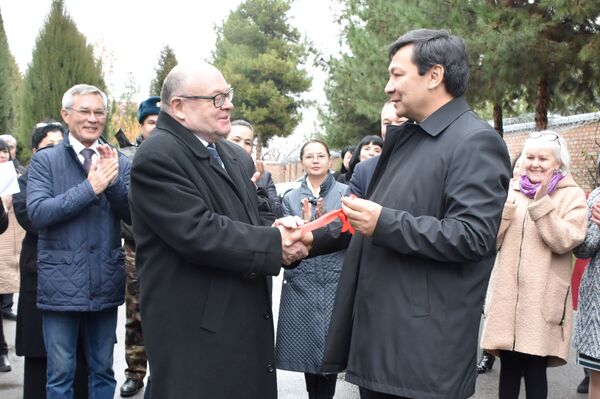 Роспотребнадзор передал Минздраву Узбекистана мобильную лабораторию - Sputnik Узбекистан