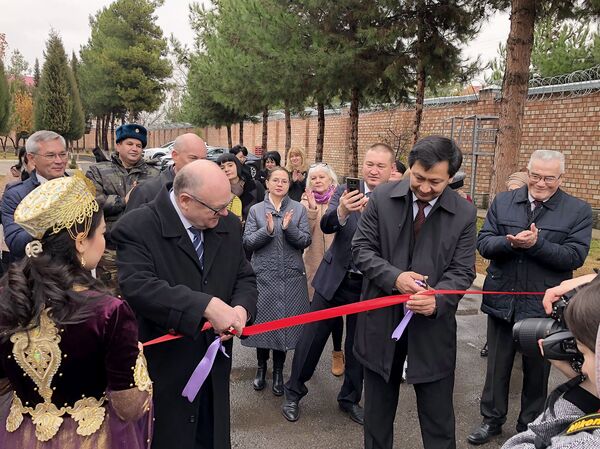 Роспотребнадзор передал Минздраву Узбекистана мобильную лабораторию - Sputnik Узбекистан