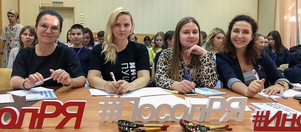 Светлана Ульянова (справа) во время отбора волонтёров программы Послы русского языка в мире в Ростове-на-Дону - Sputnik Узбекистан
