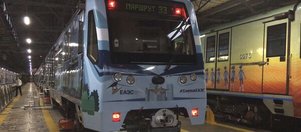 В московском метро запустили тематический поезд к 5-летию ЕАЭС - Sputnik Узбекистан