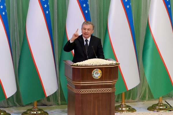 Шавкат Мирзиёев поздравил Узбекистан с Днем Конституции - Sputnik Узбекистан