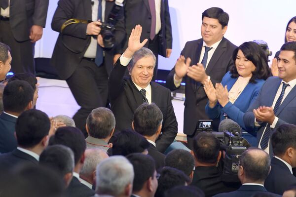 Шавкат Мирзиёев поздравил Узбекистан с Днем Конституции - Sputnik Узбекистан