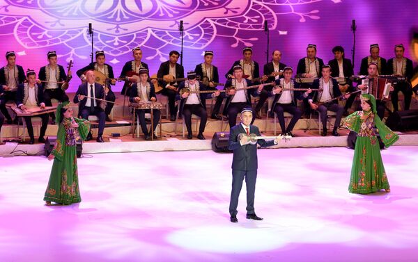 Шерали Джураев на праздничном концерте в честь Дня конституции Узбекистана - Sputnik Узбекистан