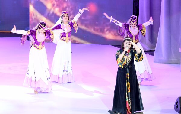 Юлдуз Усманова на праздничном концерте в честь Дня конституции Узбекистана - Sputnik Узбекистан
