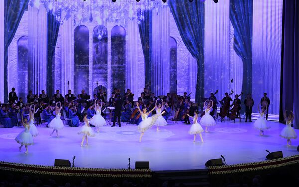 Фрагмент из балета Лебединой озеро на праздничном концерте в честь Дня конституции Узбекистана - Sputnik Узбекистан