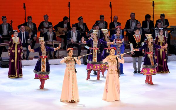 Исполнение каракалпакской народной песни на праздничном концерте в честь Дня конституции Узбекистана - Sputnik Узбекистан