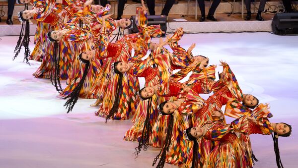 Национальный танец на праздничном концерте в честь Дня конституции Узбекистана - Sputnik Узбекистан