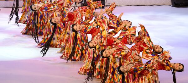 Национальный танец на праздничном концерте в честь Дня конституции Узбекистана Национальный танец на праздничном концерте в честь Дня конституции Узбекистана - Sputnik Узбекистан