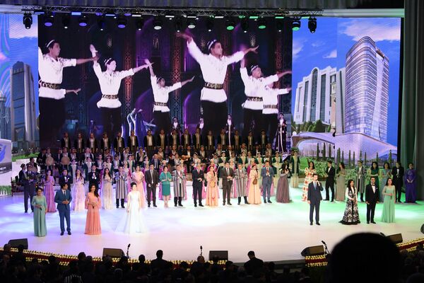 Праздничный концерт в честь Дня конституции Узбекистана - Sputnik Узбекистан