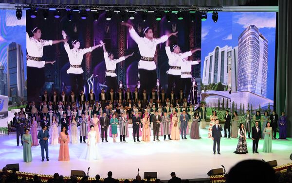 Праздничный концерт в честь Дня конституции Узбекистана - Sputnik Узбекистан