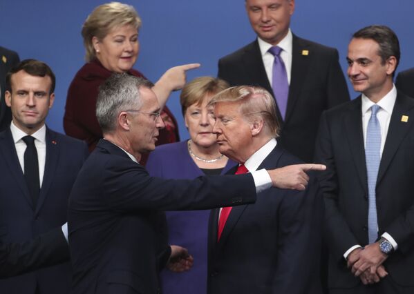 NATO bosh kotibi Yens Stoltenberg  AQSh prezidenti Donald Tramp bilan suhbatlashmoqda.  - Sputnik O‘zbekiston