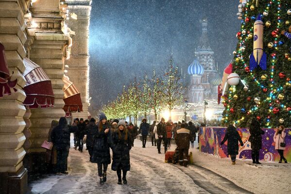 Новогоднее оформление города Москвы - Sputnik Узбекистан