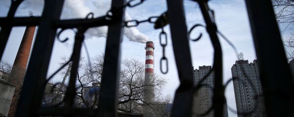 Труба угольной отопительной станции в Харбине, провинция Хэйлунцзян, Китай  - Sputnik Узбекистан