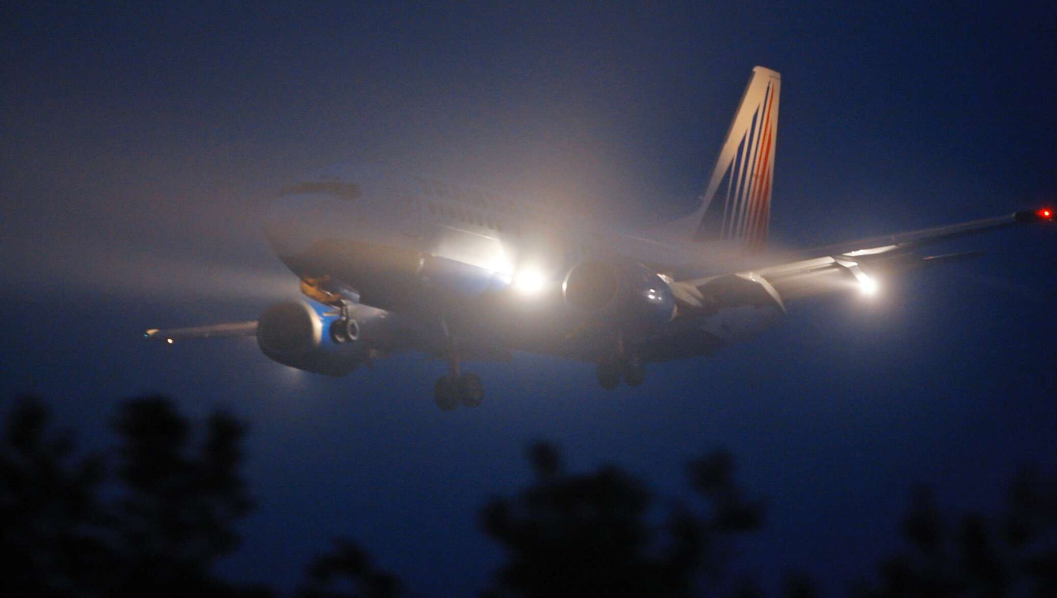 Фото самолетов летающие. Самолет ночью. Самолёт ночью в небе. Авиация ночь. Самолет в полете ночью.