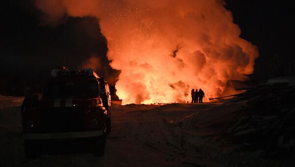 Пожарная машина рядом с местом возгорания. Иллюстративное фото - Sputnik Ўзбекистон